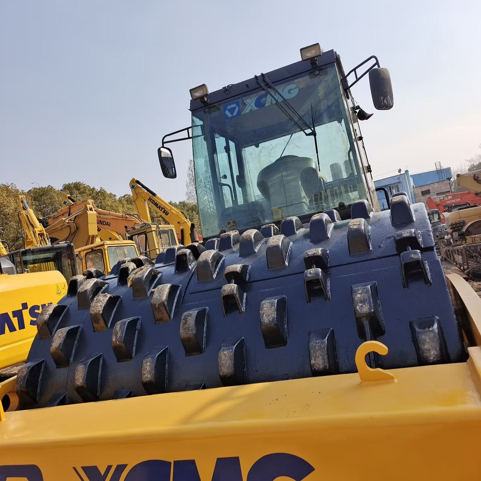 XCMG XS 223J WITH SHEEP FOOT PAD - Дорожный каток: фото 2 XCMG XS 223J WITH SHEEP FOOT PAD - Дорожный каток: фото 2