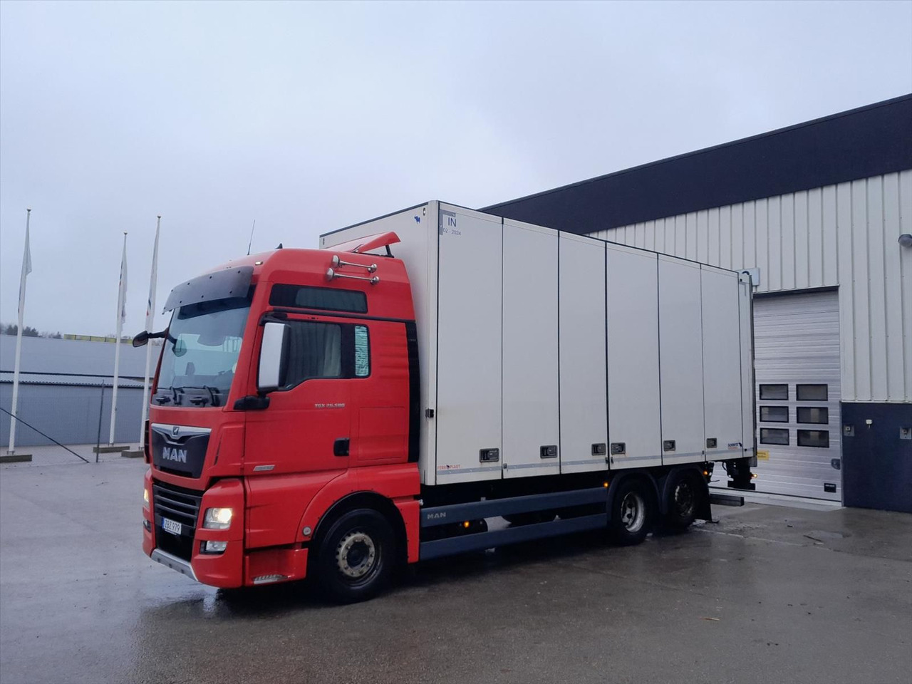 Грузовик с закрытым кузовом Lastbil MAN TGX XXL-Hytt 26.580 6x2-2  | 2017 | Automat | 580hk | Fjärrbil | Reparationsobjekt: фото 1