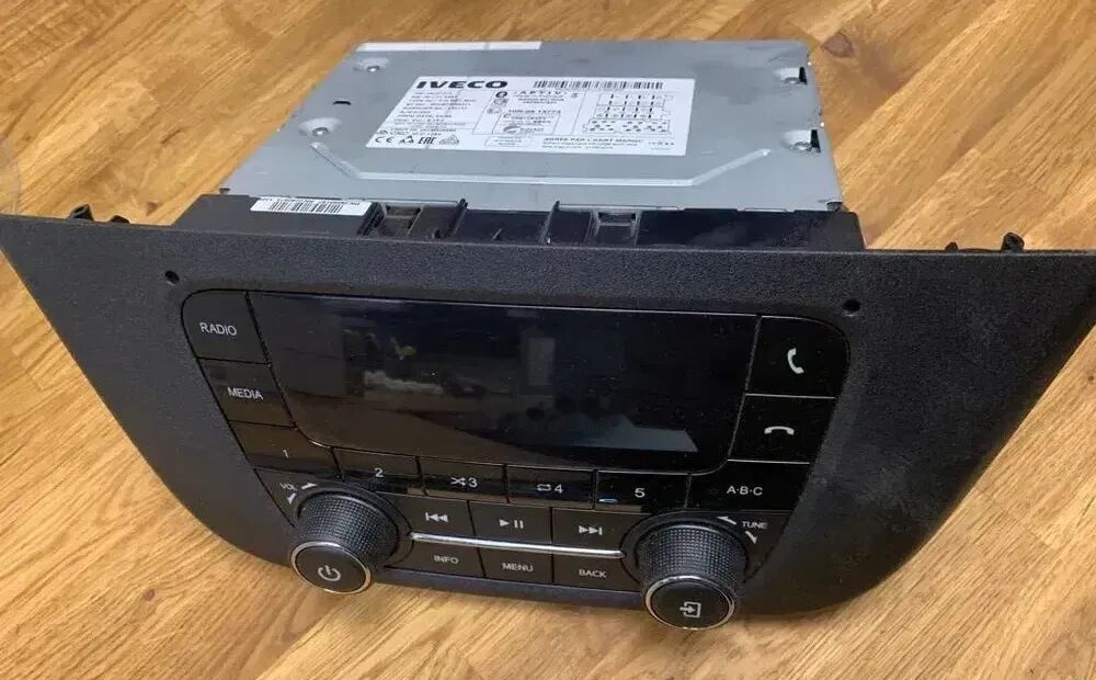 Radio Iveco Daily BT/DAB 5802807801 - Приборная панель для Грузовиков: фото 1 Radio Iveco Daily BT/DAB 5802807801 - Приборная панель для Грузовиков: фото 1