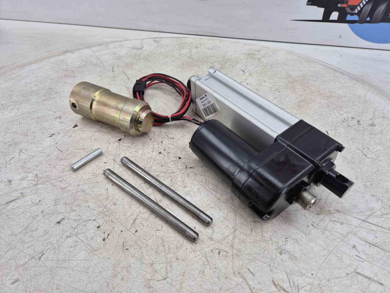 Demag AC 120 Counterweigt locking liniar motor set - Электрическая система для Кранов: фото 2 Demag AC 120 Counterweigt locking liniar motor set - Электрическая система для Кранов: фото 2