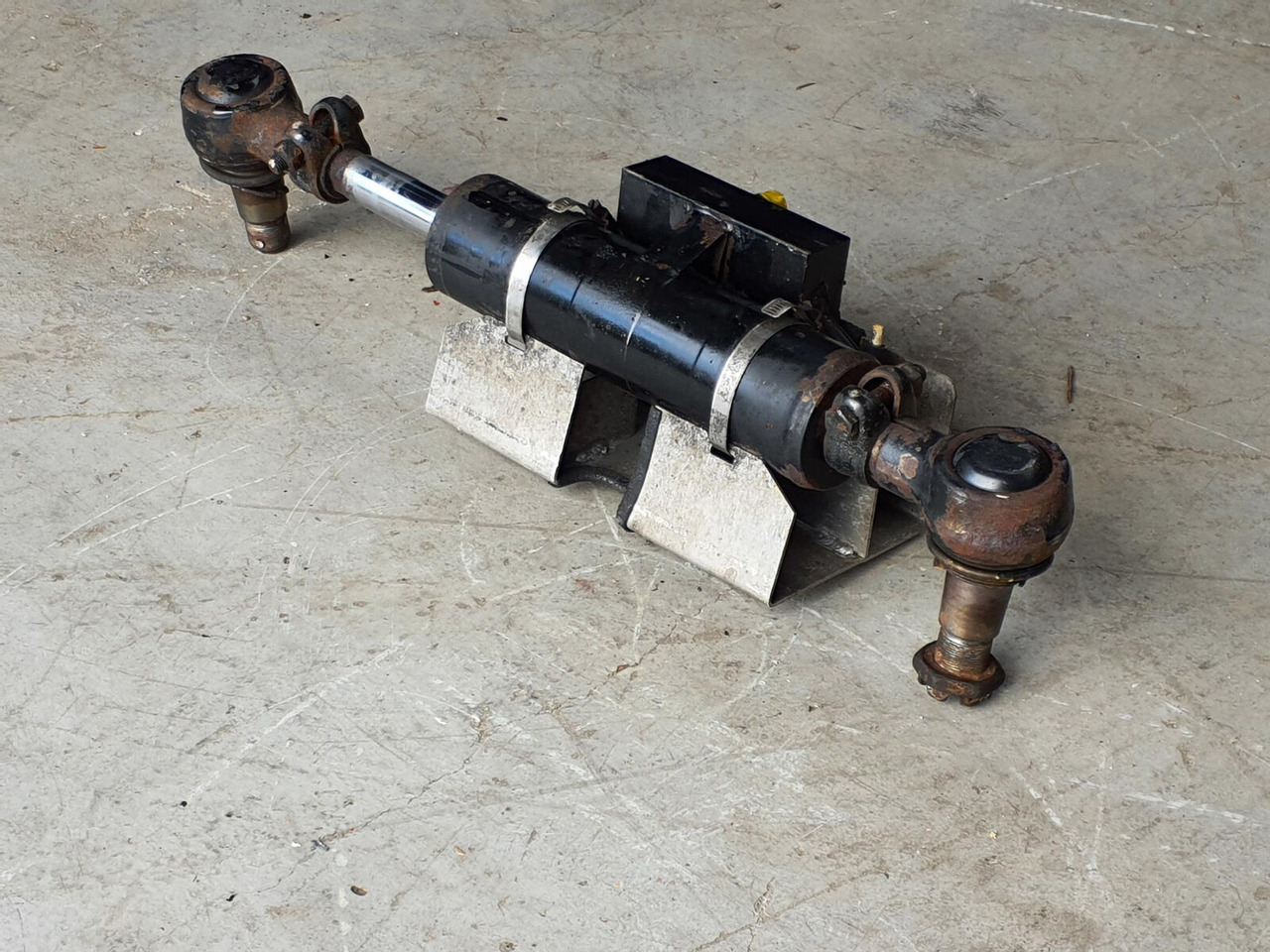 FAUN ATF 45-3 steering cilinder left axle 3 - Гидравлический цилиндр для Мобильных кранов: фото 2 FAUN ATF 45-3 steering cilinder left axle 3 - Гидравлический цилиндр для Мобильных кранов: фото 2