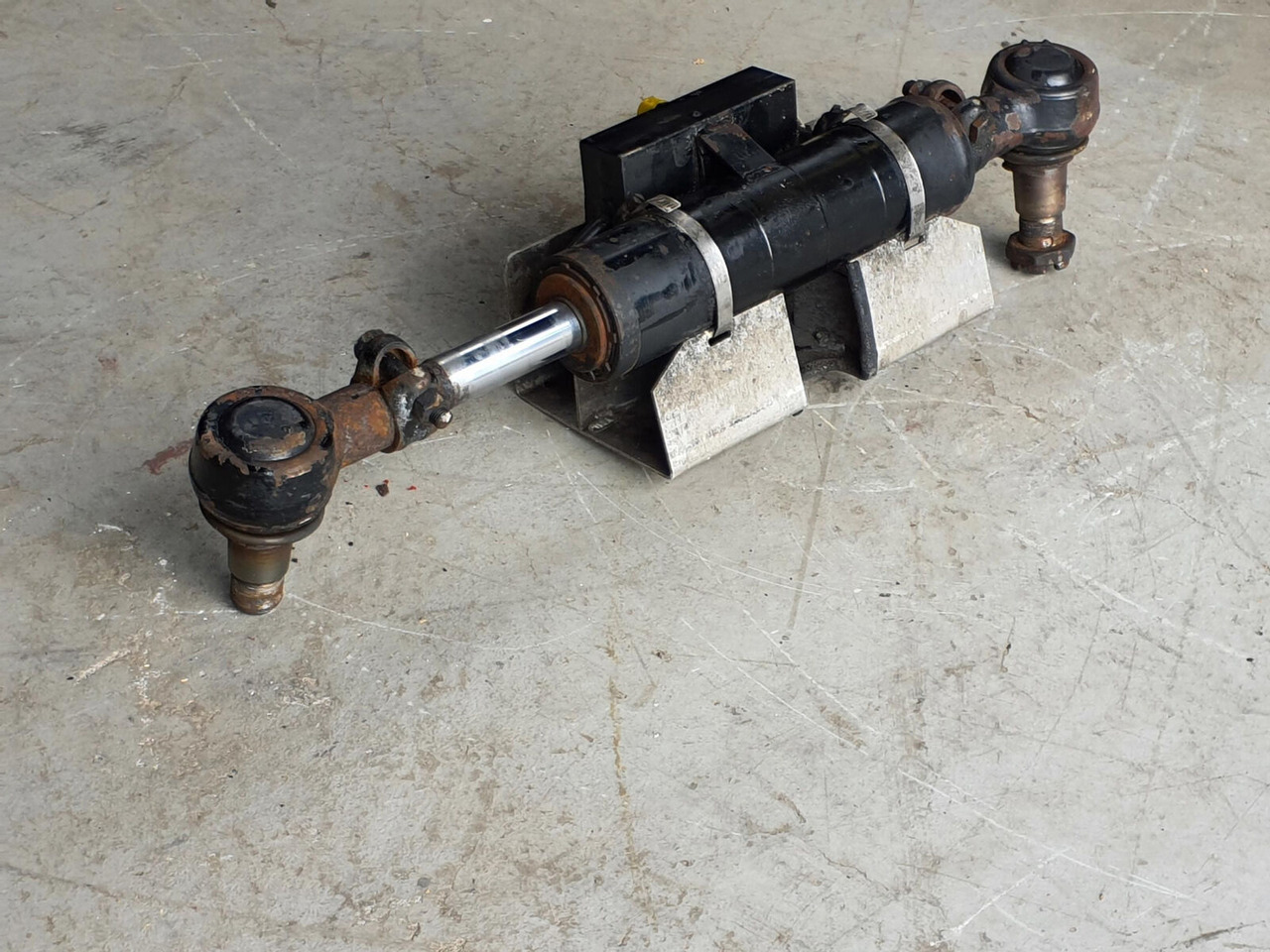FAUN ATF 45-3 steering cilinder left axle 3 - Гидравлический цилиндр для Мобильных кранов: фото 1 FAUN ATF 45-3 steering cilinder left axle 3 - Гидравлический цилиндр для Мобильных кранов: фото 1