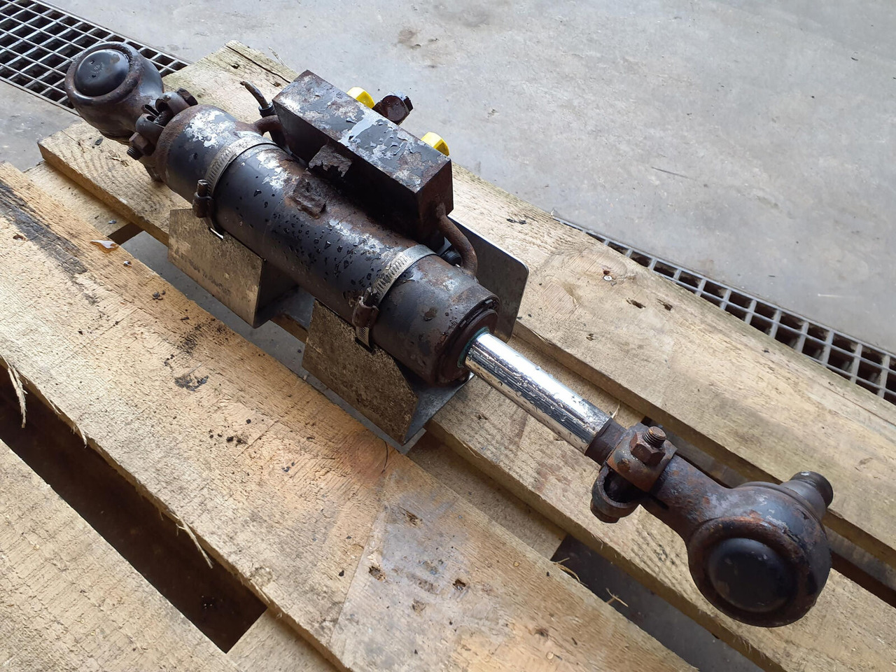 FAUN ATF 45-3 steering cilinder right axle 3 - Гидравлический цилиндр для Мобильных кранов: фото 3 FAUN ATF 45-3 steering cilinder right axle 3 - Гидравлический цилиндр для Мобильных кранов: фото 3