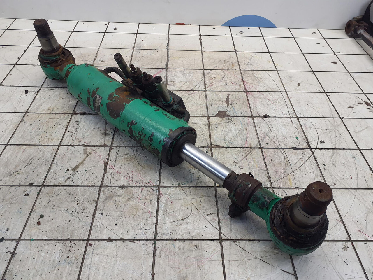 FAUN ATF 60-3 axle 3 steering lock cylinder left side - Гидравлический цилиндр для Мобильных кранов: фото 1 FAUN ATF 60-3 axle 3 steering lock cylinder left side - Гидравлический цилиндр для Мобильных кранов: фото 1