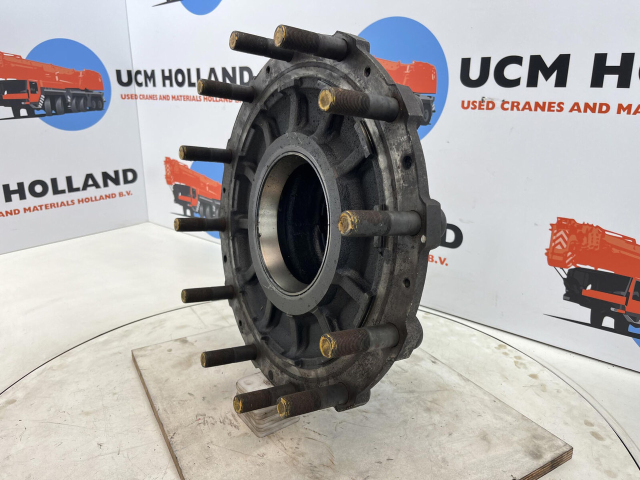 Grove GMK 3050 Megatrak wheel hub - Ступица для Кранов: фото 1 Grove GMK 3050 Megatrak wheel hub - Ступица для Кранов: фото 1