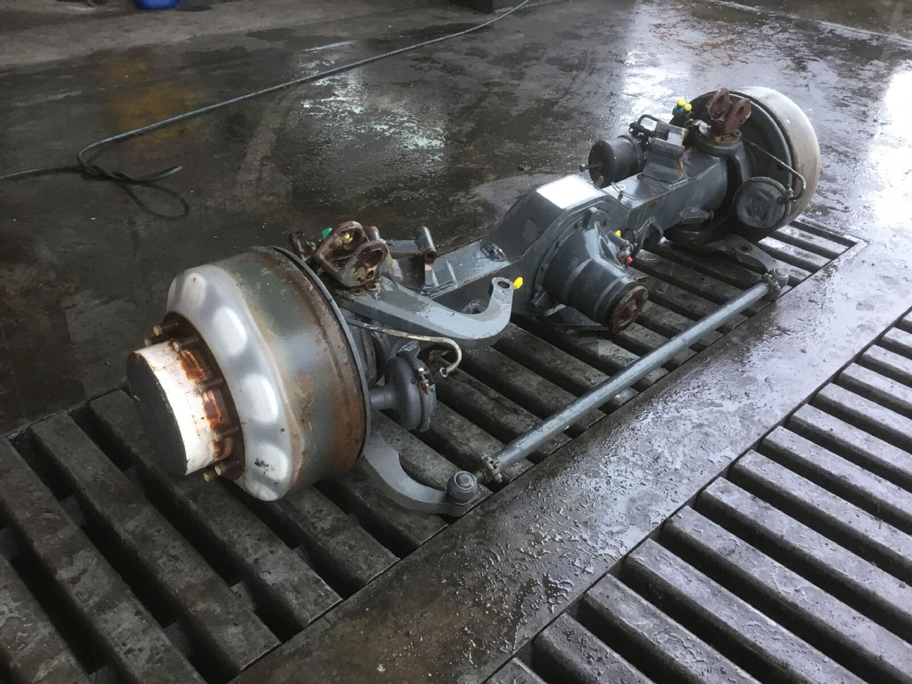 Liebherr LTM 1045-3.1 axle 1 - Ось и запчасти для Мобильных кранов: фото 1 Liebherr LTM 1045-3.1 axle 1 - Ось и запчасти для Мобильных кранов: фото 1