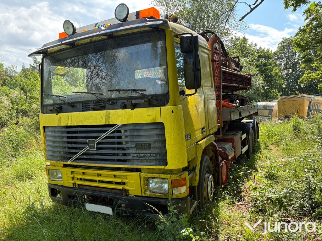 Lastbil Volvo F12 6X2 - Крюковой мультилифт: фото 1 Lastbil Volvo F12 6X2 - Крюковой мультилифт: фото 1