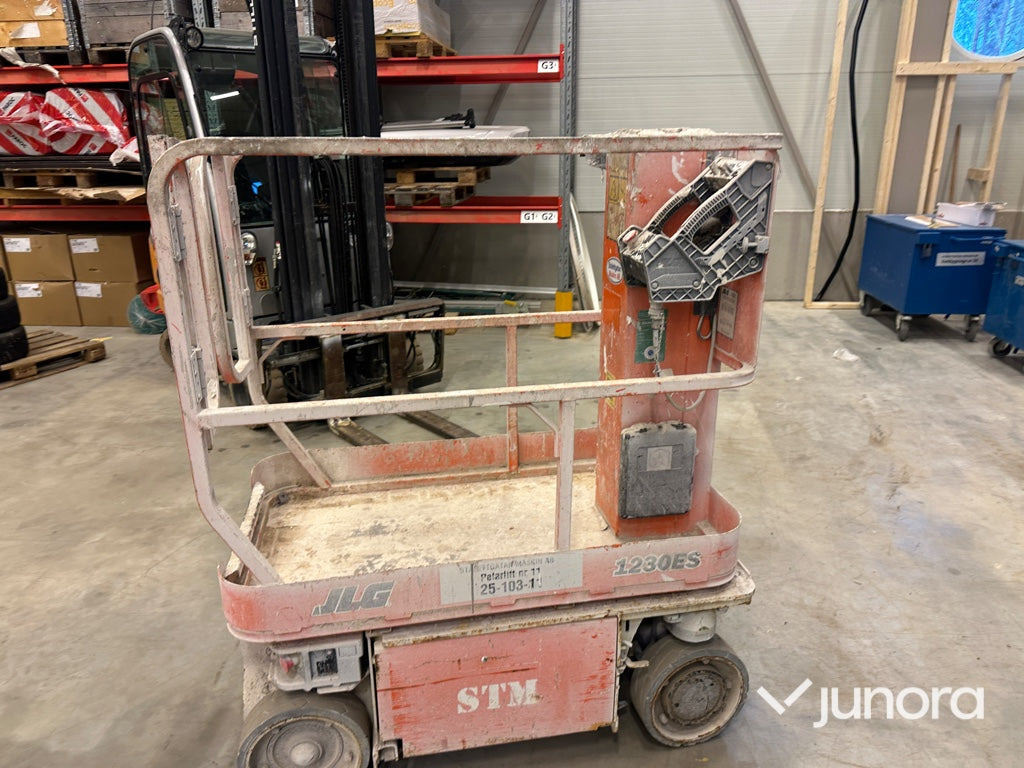 Pelarlift - JLG, 1230ES - Вертикальный мачтовый подъемник: фото 2 Pelarlift - JLG, 1230ES - Вертикальный мачтовый подъемник: фото 2