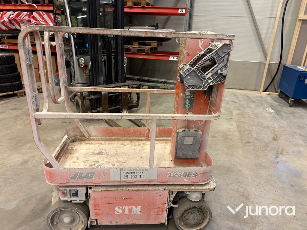 Pelarlift - JLG, 1230ES - Вертикальный мачтовый подъемник: фото 3 Pelarlift - JLG, 1230ES - Вертикальный мачтовый подъемник: фото 3