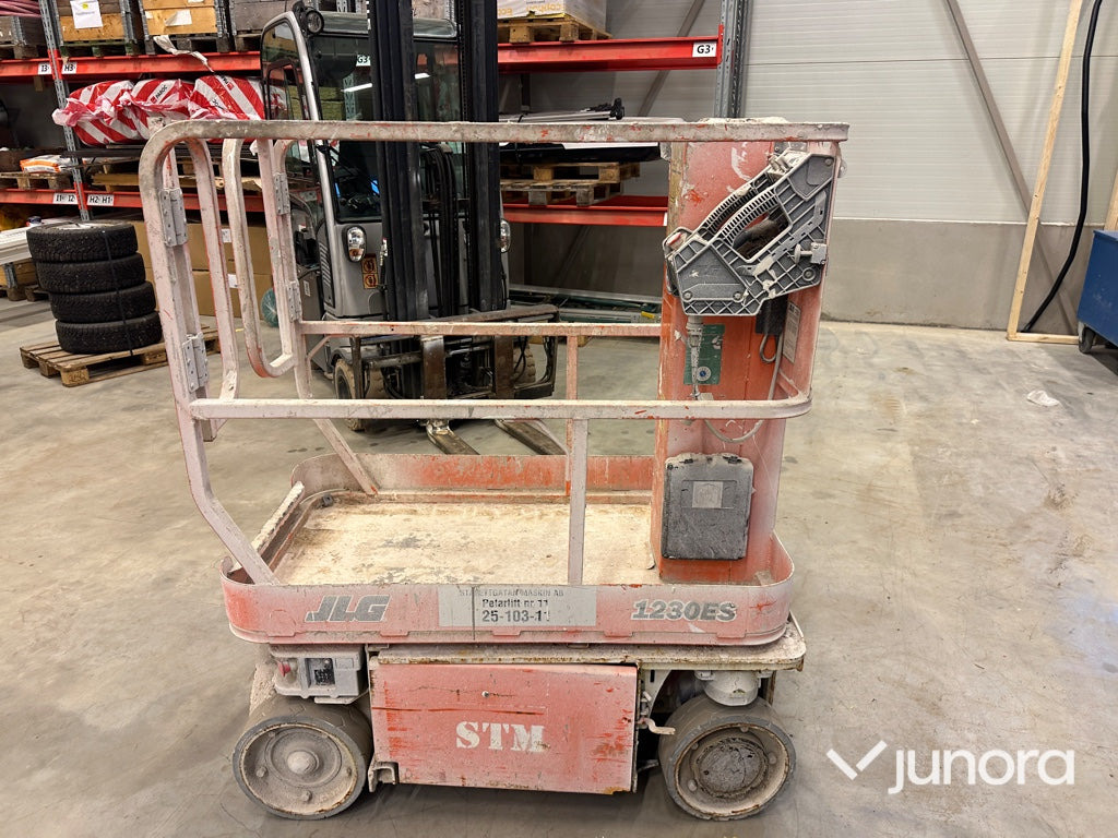 Pelarlift - JLG, 1230ES - Вертикальный мачтовый подъемник: фото 4 Pelarlift - JLG, 1230ES - Вертикальный мачтовый подъемник: фото 4