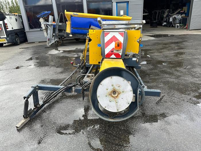 Nido Stratos B06-27 PAX - Разбрасыватель песка/ Соли: фото 4 Nido Stratos B06-27 PAX - Разбрасыватель песка/ Соли: фото 4