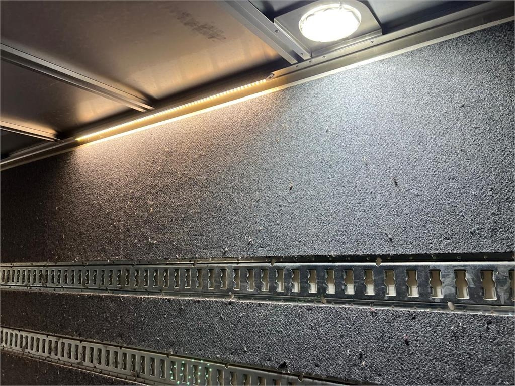 Fruehauf 11,0 mtr boks - lodretstående -lift - Полуприцеп-фургон: фото 4 Fruehauf 11,0 mtr boks - lodretstående -lift - Полуприцеп-фургон: фото 4