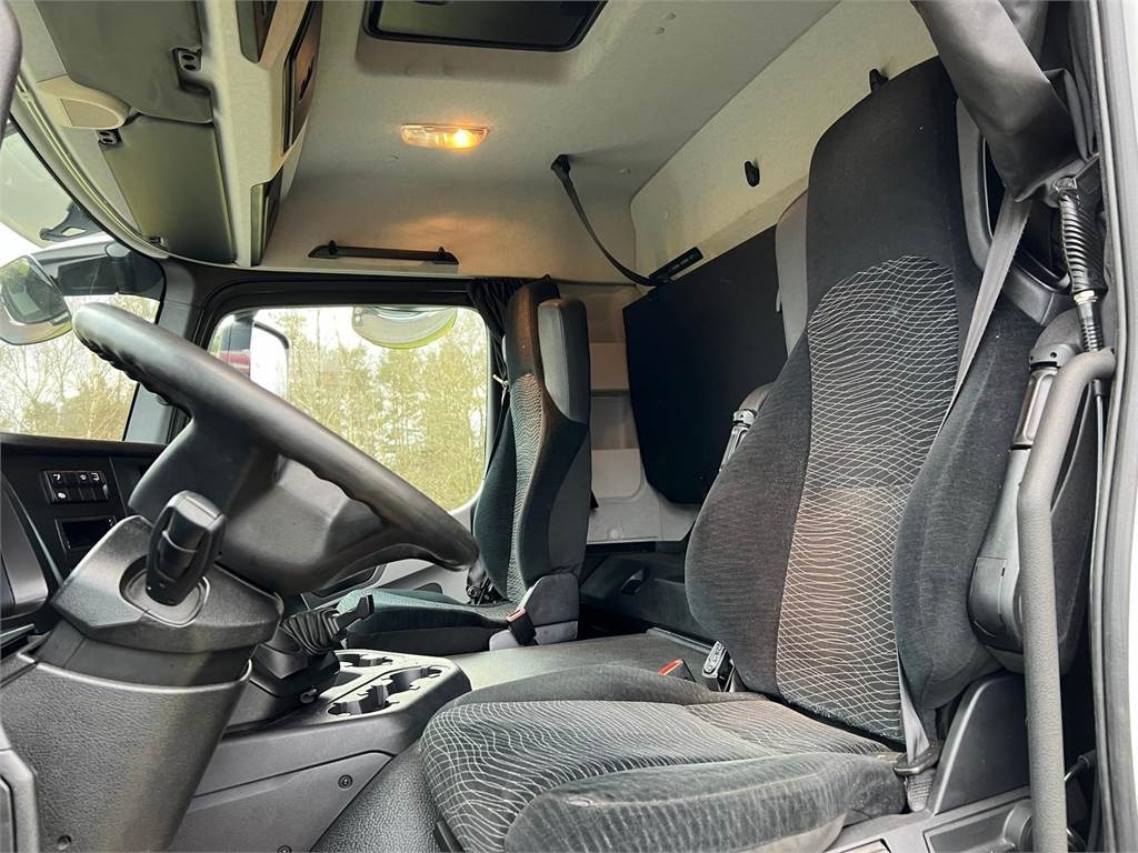 Грузовик с закрытым кузовом Mercedes-Benz Antos 2533 L: фото 14
