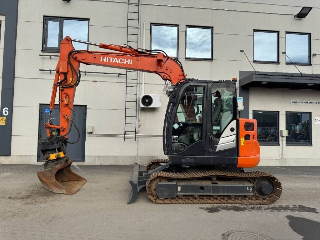 Hitachi ZX 85 US-5 Pyörittäjä, 3-Kauhaa - Мини-экскаватор: фото 1 Hitachi ZX 85 US-5 Pyörittäjä, 3-Kauhaa - Мини-экскаватор: фото 1