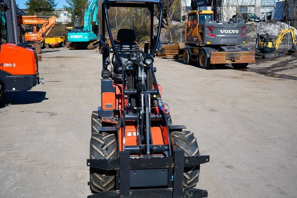 Kubota RT100-2 - Компактный фронтальный погрузчик: фото 3 Kubota RT100-2 - Компактный фронтальный погрузчик: фото 3