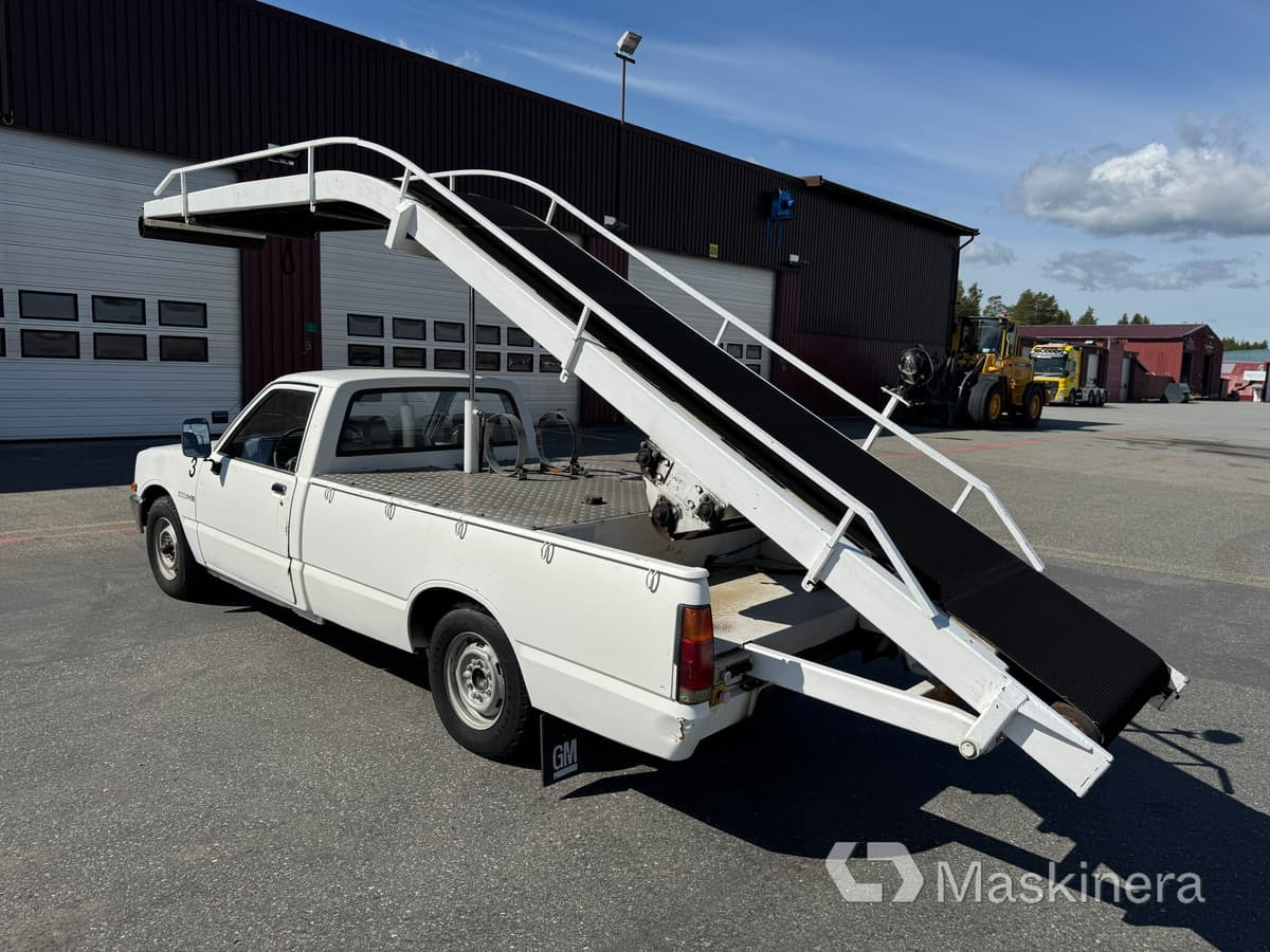 Pickup Isuzu KB DLX med bagageband, mobil bandlastare - Цельнометаллический фургон: фото 3 Pickup Isuzu KB DLX med bagageband, mobil bandlastare - Цельнометаллический фургон: фото 3