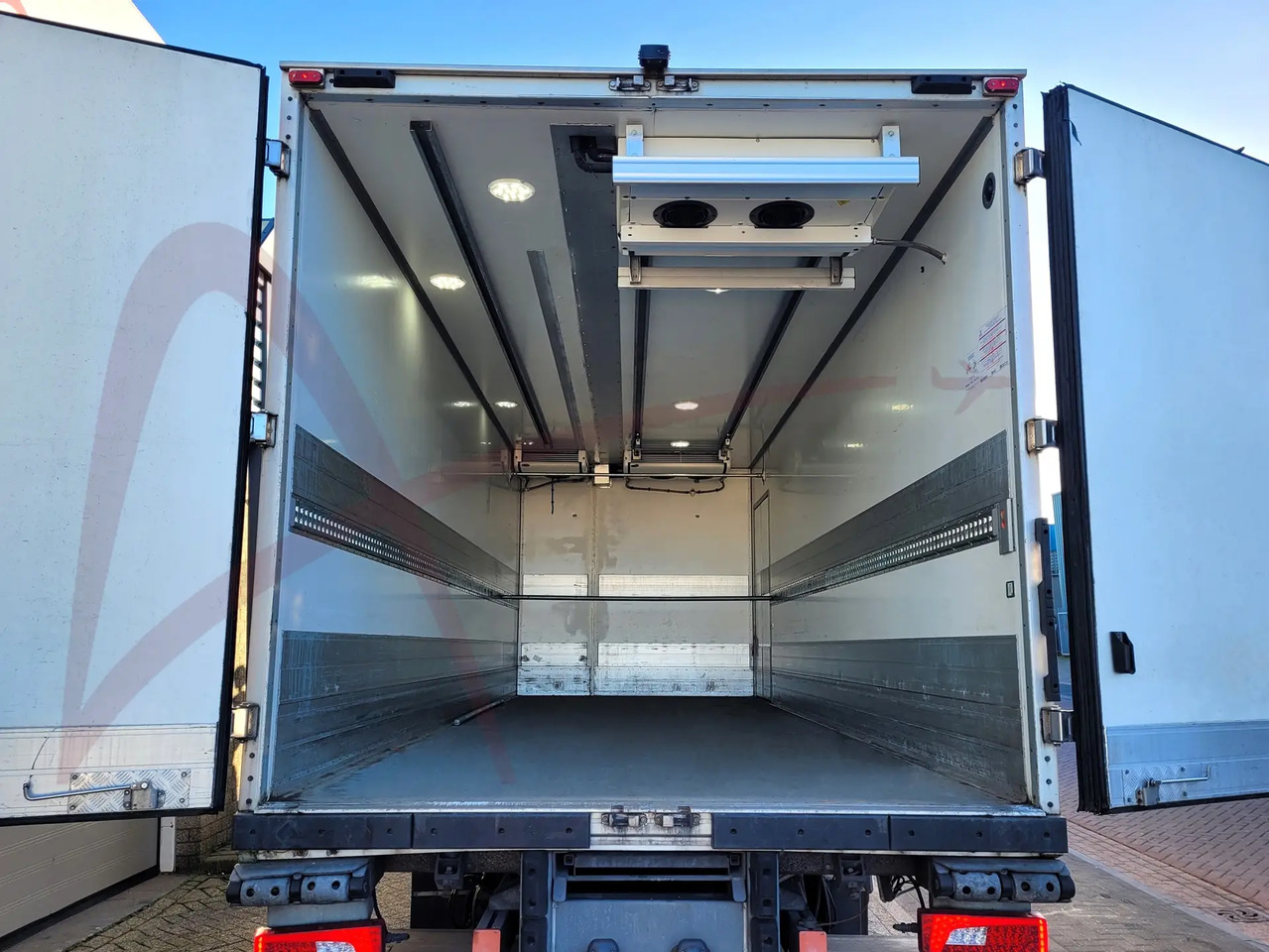 SCANIA P250 - Грузовик с закрытым кузовом: фото 3 SCANIA P250 - Грузовик с закрытым кузовом: фото 3