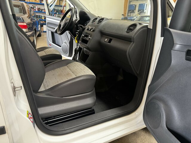 VW Caddy 1.6 TDI Kasten Sortimo AHK... - Цельнометаллический фургон: фото 5 VW Caddy 1.6 TDI Kasten Sortimo AHK... - Цельнометаллический фургон: фото 5