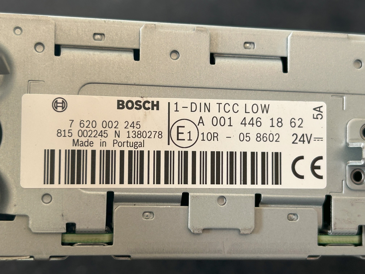 Новый Кабина и интерьер BOSCH CAR RADIO 7620002245 MERCEDES ACTROS A0014461862 NEW ORIGINAL: фото 9 Новый Кабина и интерьер BOSCH CAR RADIO 7620002245 MERCEDES ACTROS A0014461862 NEW ORIGINAL: фото 9