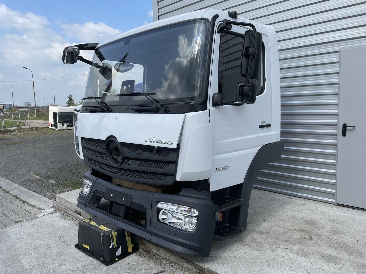 FRONT BUMPER COMPLETE EXTRA COST 700EU Mercedes-Benz ATEGO Euro 6 Mercedes-Benz 1523 L, 1524 L, 1527 L, 1530 - Кабина для Грузовиков: фото 4 FRONT BUMPER COMPLETE EXTRA COST 700EU Mercedes-Benz ATEGO Euro 6 Mercedes-Benz 1523 L, 1524 L, 1527 L, 1530 - Кабина для Грузовиков: фото 4
