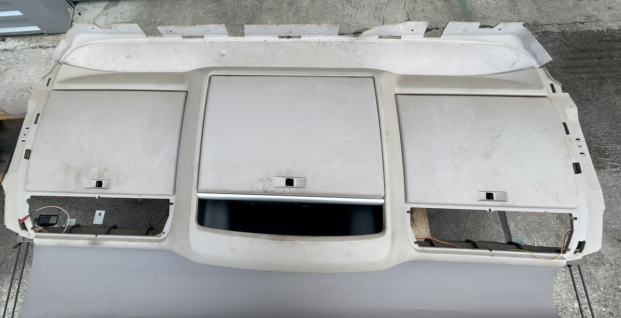 DAF XF 106 480 UPPER COCKPIT STORAGE SHELVES SHELF STORAGE CONSOLE BOARD SUPER SPACE CAB - Запчасти: фото 1 DAF XF 106 480 UPPER COCKPIT STORAGE SHELVES SHELF STORAGE CONSOLE BOARD SUPER SPACE CAB - Запчасти: фото 1