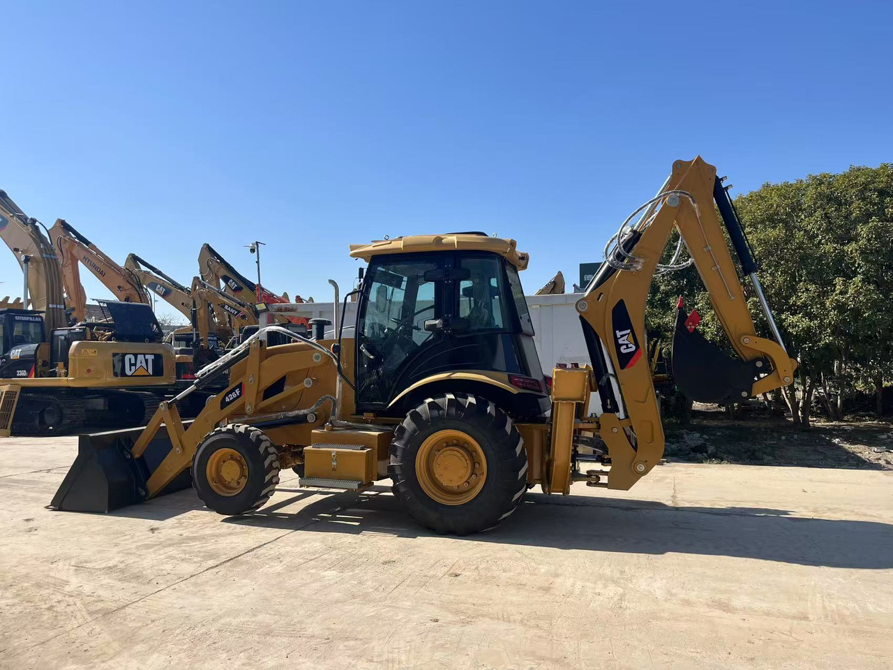 CATERPILLAR 2026 New CAT 426F Backhoe Loader – Made in China, Cummins QSB4.5 Engine, 110 HP, 4.71m Dig Depth - Экскаватор-погрузчик: фото 1 CATERPILLAR 2026 New CAT 426F Backhoe Loader – Made in China, Cummins QSB4.5 Engine, 110 HP, 4.71m Dig Depth - Экскаватор-погрузчик: фото 1