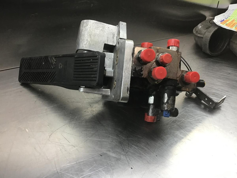 Liebherr Brake Compact Block - Педаль: фото 1 Liebherr Brake Compact Block - Педаль: фото 1