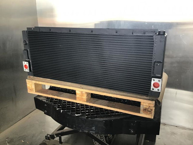 Liebherr Oilcooler - Масляный радиатор: фото 1 Liebherr Oilcooler - Масляный радиатор: фото 1