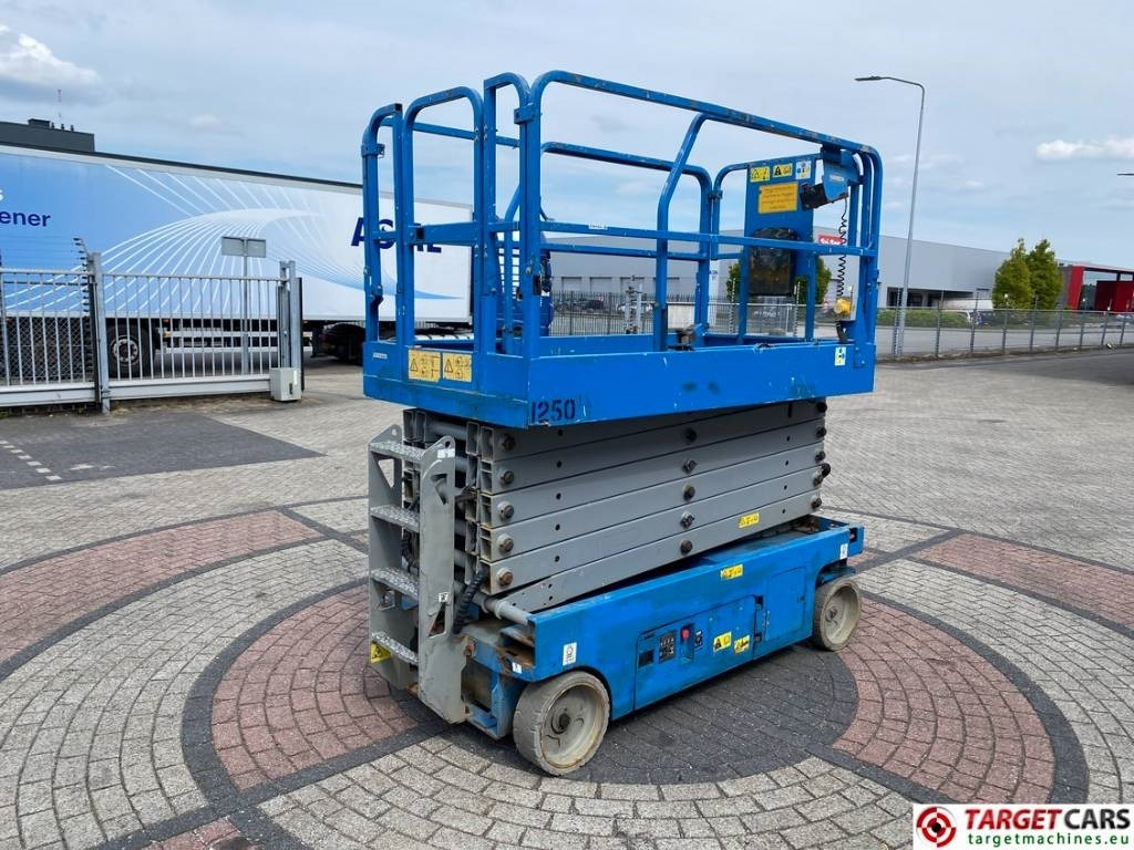 Genie GS-4047 Electric 4047 Scissor Work Lift 1389cm - Ножничный подъемник: фото 3 Genie GS-4047 Electric 4047 Scissor Work Lift 1389cm - Ножничный подъемник: фото 3