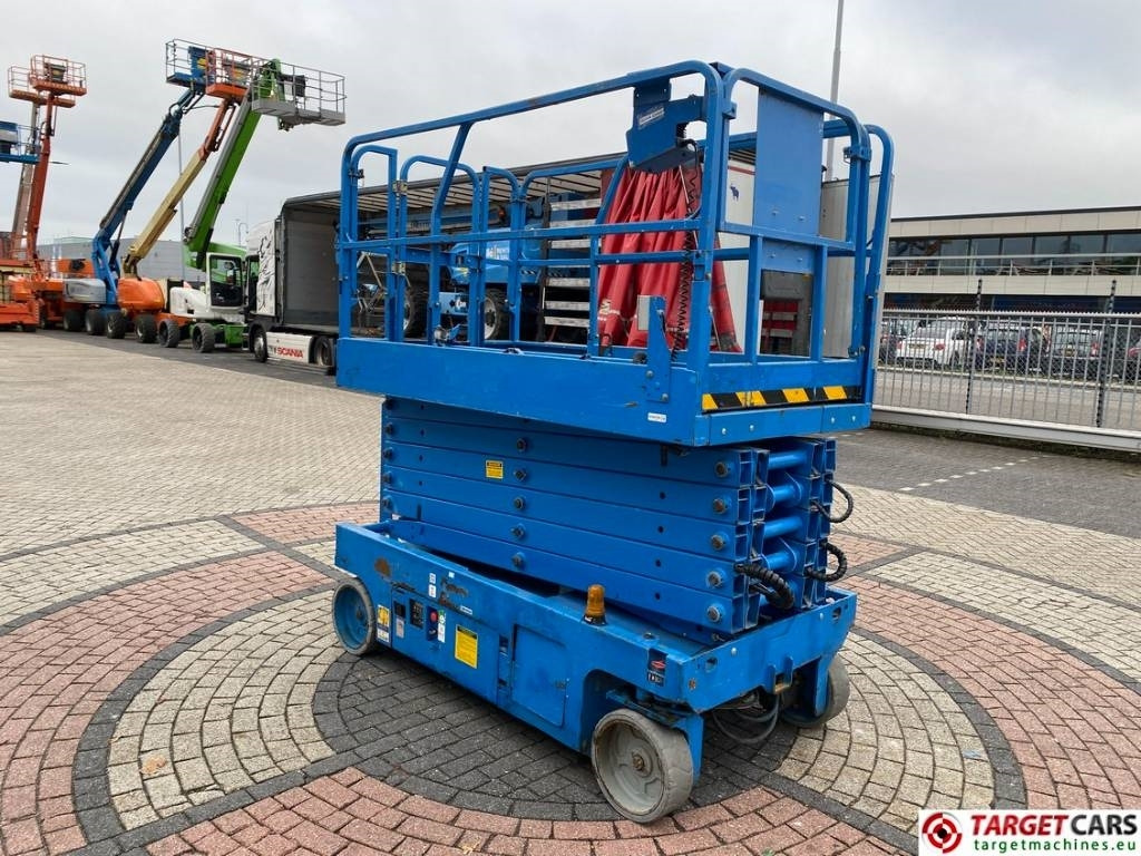 Genie GS-4047 Electric Scissor Work Lift 1389cm  - Ножничный подъемник: фото 2 Genie GS-4047 Electric Scissor Work Lift 1389cm  - Ножничный подъемник: фото 2