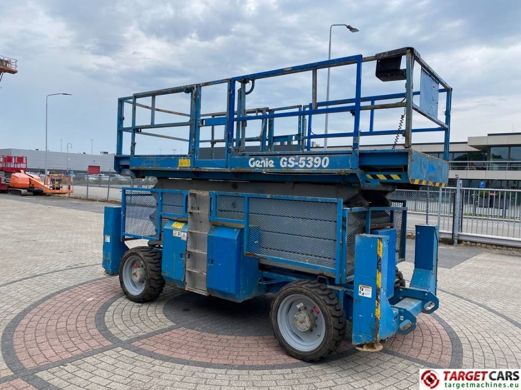 Genie GS-5390RT Diesel 4x4 Scissor Work Lift 1815cm - Ножничный подъемник: фото 2 Genie GS-5390RT Diesel 4x4 Scissor Work Lift 1815cm - Ножничный подъемник: фото 2