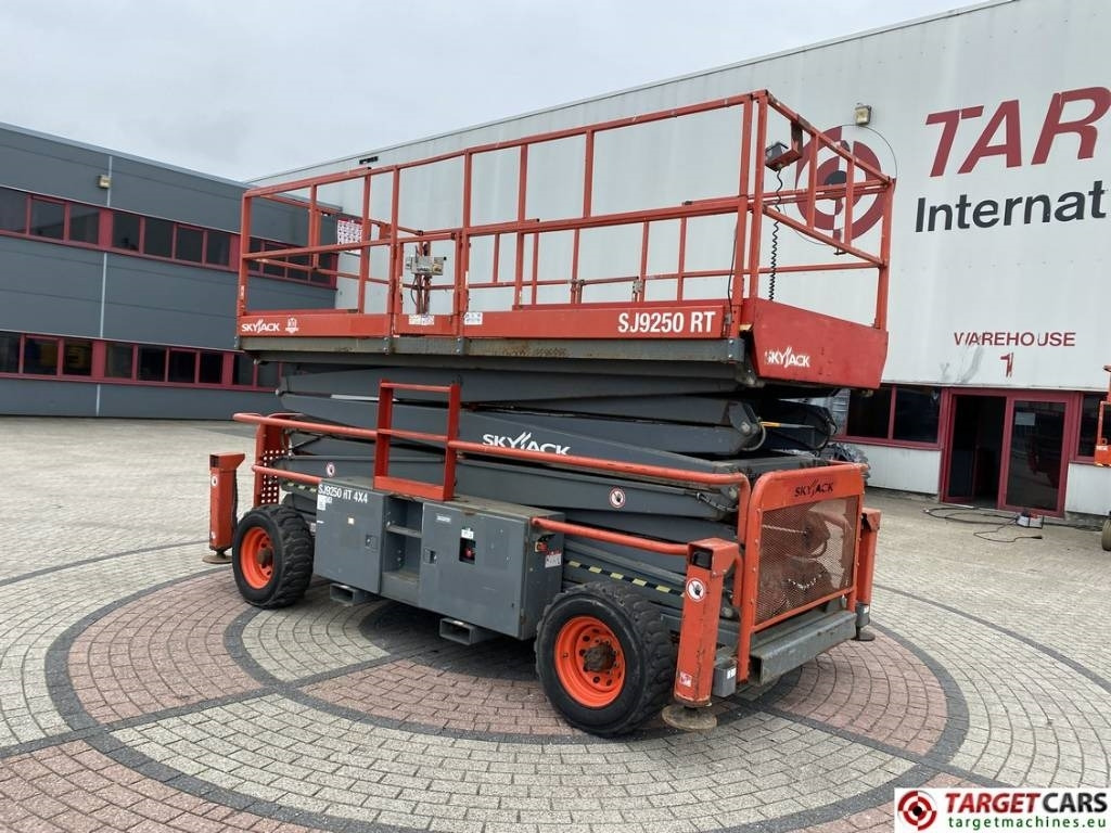 SkyJack SJ9250 RT Diesel 4x4 Scissor Work Lift 1720cm - Ножничный подъемник: фото 4 SkyJack SJ9250 RT Diesel 4x4 Scissor Work Lift 1720cm - Ножничный подъемник: фото 4
