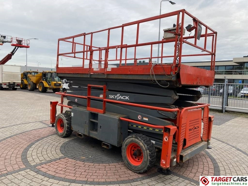 SkyJack SJ9250 RT Diesel 4x4 Scissor Work Lift 1720cm - Ножничный подъемник: фото 2 SkyJack SJ9250 RT Diesel 4x4 Scissor Work Lift 1720cm - Ножничный подъемник: фото 2