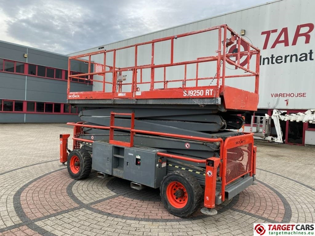 SkyJack SJ9250 RT Diesel 4x4 Scissor Work Lift 1720cm - Ножничный подъемник: фото 4 SkyJack SJ9250 RT Diesel 4x4 Scissor Work Lift 1720cm - Ножничный подъемник: фото 4