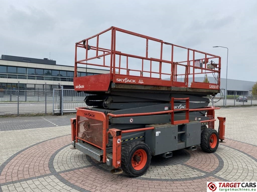 SkyJack SJ9250 RT Diesel 4x4 Scissor Work Lift 1720cm - Ножничный подъемник: фото 3 SkyJack SJ9250 RT Diesel 4x4 Scissor Work Lift 1720cm - Ножничный подъемник: фото 3