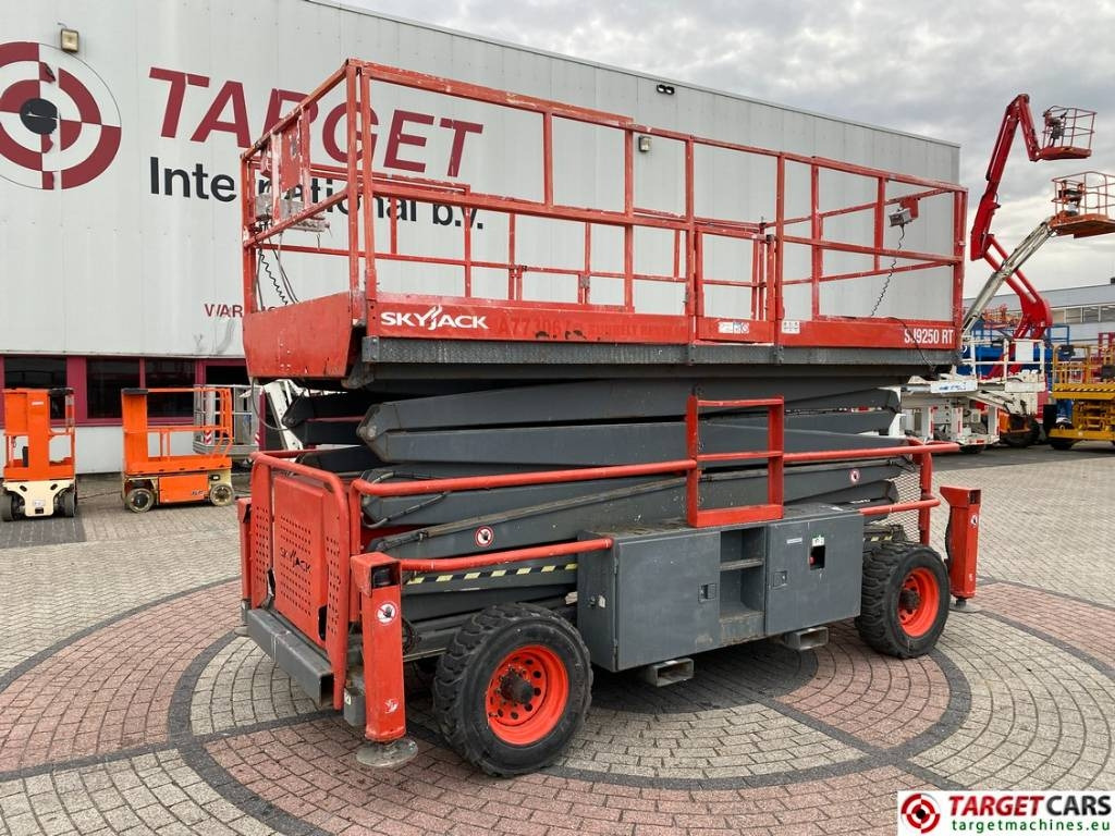 SkyJack SJ9250 RT Diesel 4x4 Scissor Work Lift 1720cm - Ножничный подъемник: фото 1 SkyJack SJ9250 RT Diesel 4x4 Scissor Work Lift 1720cm - Ножничный подъемник: фото 1