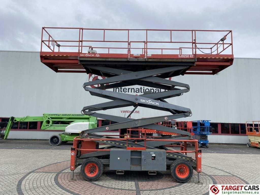 SkyJack SJ9250RT Diesel 4x4 Scissor Work Lift 1720cm - Ножничный подъемник: фото 5 SkyJack SJ9250RT Diesel 4x4 Scissor Work Lift 1720cm - Ножничный подъемник: фото 5
