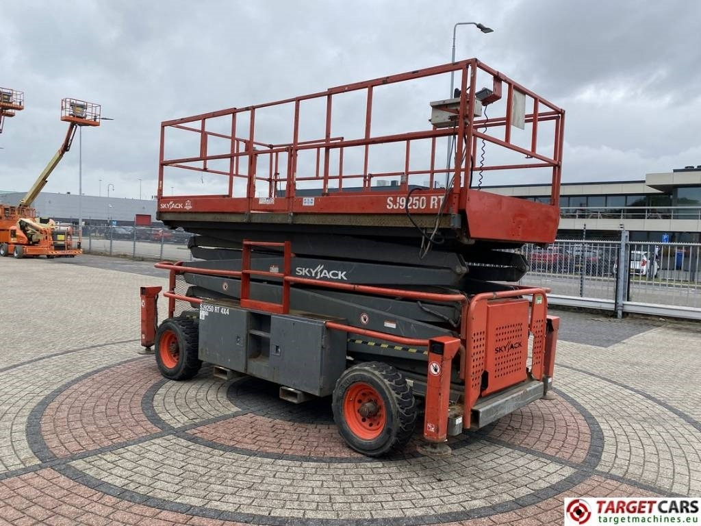 SkyJack SJ9250RT Diesel 4x4 Scissor Work Lift 1720cm - Ножничный подъемник: фото 2 SkyJack SJ9250RT Diesel 4x4 Scissor Work Lift 1720cm - Ножничный подъемник: фото 2