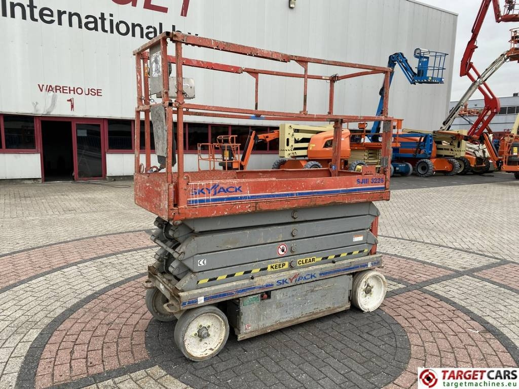 SkyJack SJIII-3226 Electric Scissor Work Lift 990cm - Ножничный подъемник: фото 1 SkyJack SJIII-3226 Electric Scissor Work Lift 990cm - Ножничный подъемник: фото 1
