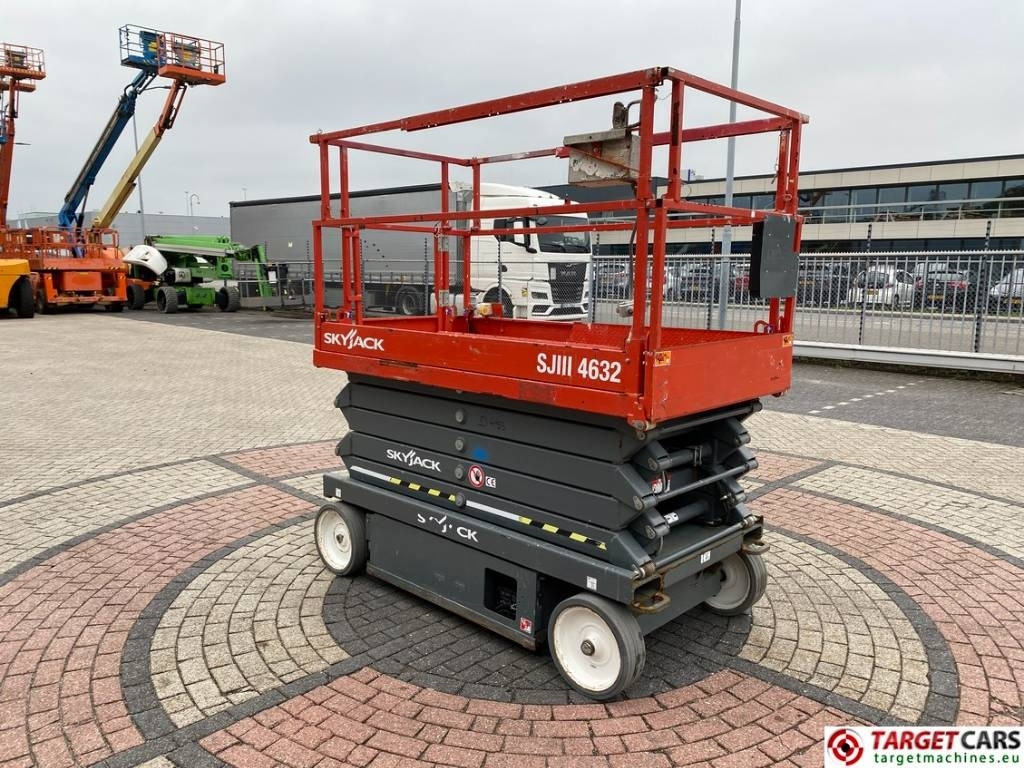SkyJack SJIII-4632 Electric 4632 Scissor Work Lift 1170cm  - Ножничный подъемник: фото 2 SkyJack SJIII-4632 Electric 4632 Scissor Work Lift 1170cm  - Ножничный подъемник: фото 2