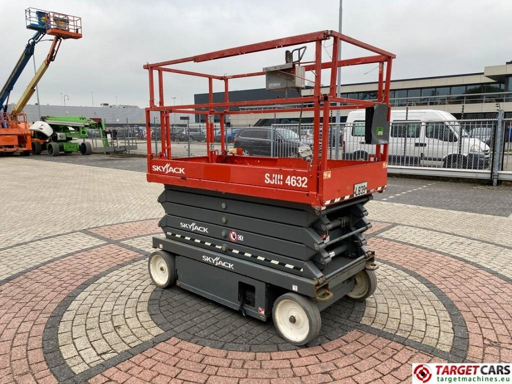 SkyJack SJIII-4632 Electric 4632 Scissor Work lift 1170cm  - Ножничный подъемник: фото 2 SkyJack SJIII-4632 Electric 4632 Scissor Work lift 1170cm  - Ножничный подъемник: фото 2