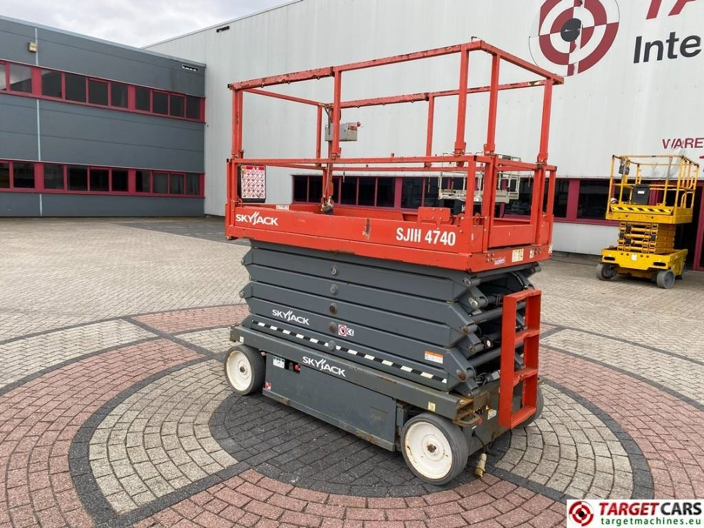 SkyJack SJIII-4740 Electric 4740 Scissor Work Lift 1380cm - Ножничный подъемник: фото 4 SkyJack SJIII-4740 Electric 4740 Scissor Work Lift 1380cm - Ножничный подъемник: фото 4