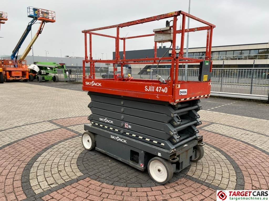 SkyJack SJIII-4740 Electric 4740 Scissor Work Lift 1380cm - Ножничный подъемник: фото 2 SkyJack SJIII-4740 Electric 4740 Scissor Work Lift 1380cm - Ножничный подъемник: фото 2