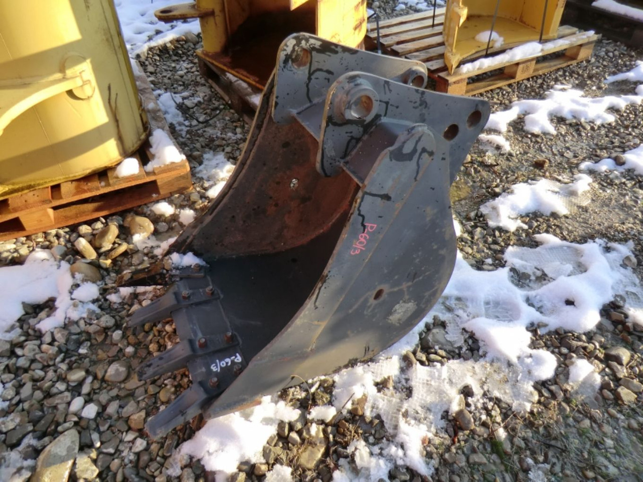 Caterpillar 428 Benna con denti per retroescavaore terna, larghezza mm 600, peso kg 170, anno di costruzione 03/06. - Ковш для экскаватора: фото 1 Caterpillar 428 Benna con denti per retroescavaore terna, larghezza mm 600, peso kg 170, anno di costruzione 03/06. - Ковш для экскаватора: фото 1
