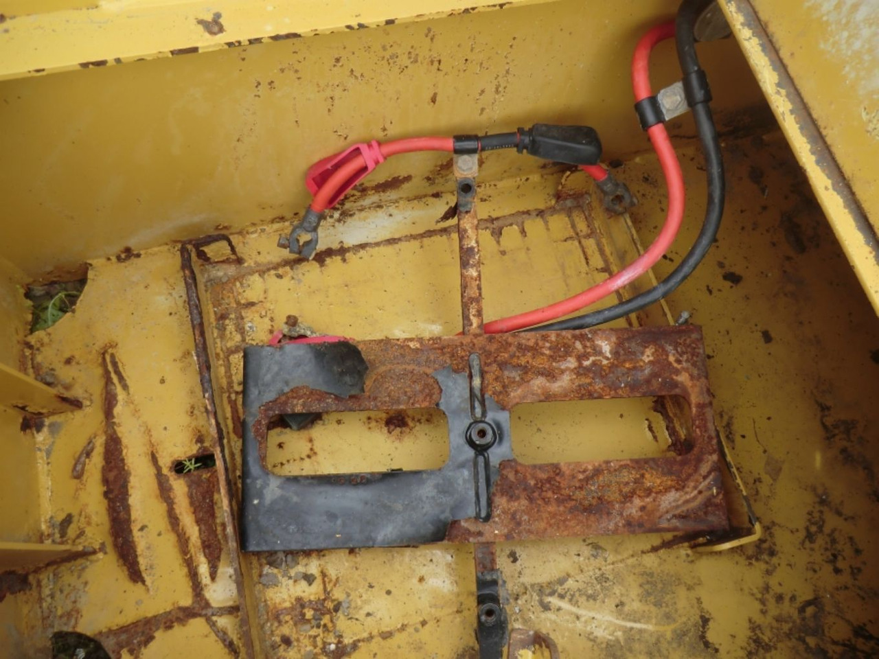 Caterpillar 735 Serbatotio olio idraulico, completo di porta batterie, quadro elettrico. - Бак для гидравлической жидкости для Строительной техники: фото 5 Caterpillar 735 Serbatotio olio idraulico, completo di porta batterie, quadro elettrico. - Бак для гидравлической жидкости для Строительной техники: фото 5