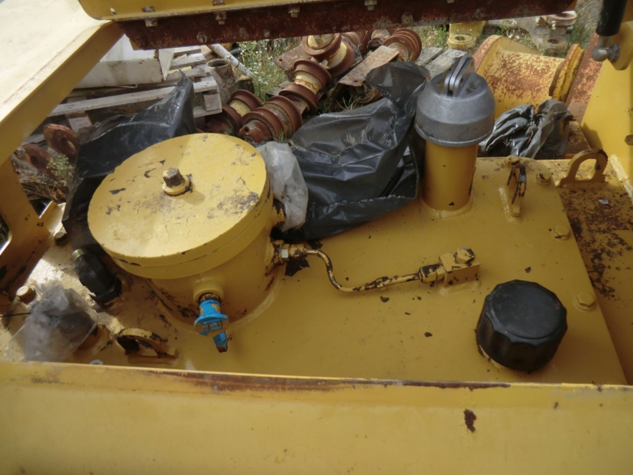 Caterpillar 735 Serbatotio olio idraulico, completo di porta batterie, quadro elettrico. - Бак для гидравлической жидкости для Строительной техники: фото 4 Caterpillar 735 Serbatotio olio idraulico, completo di porta batterie, quadro elettrico. - Бак для гидравлической жидкости для Строительной техники: фото 4