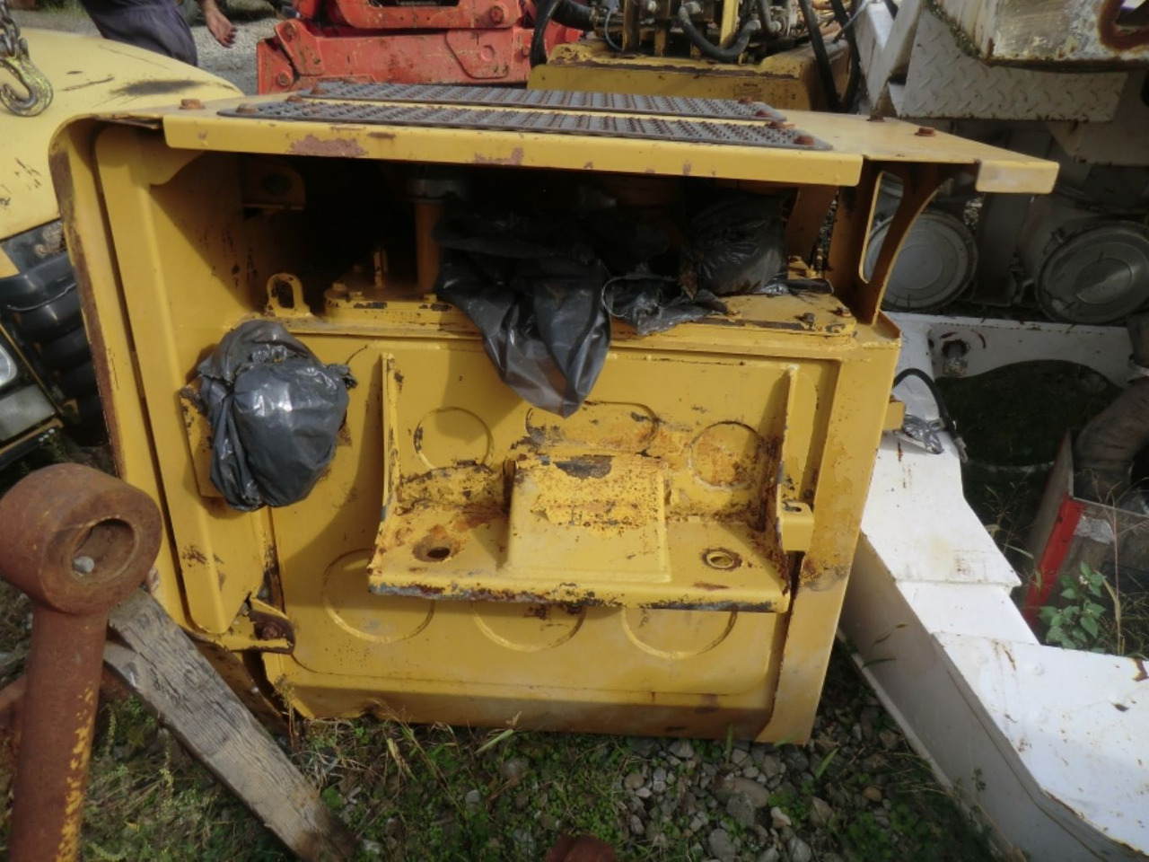 Caterpillar 735 Serbatotio olio idraulico, completo di porta batterie, quadro elettrico. - Бак для гидравлической жидкости для Строительной техники: фото 2 Caterpillar 735 Serbatotio olio idraulico, completo di porta batterie, quadro elettrico. - Бак для гидравлической жидкости для Строительной техники: фото 2