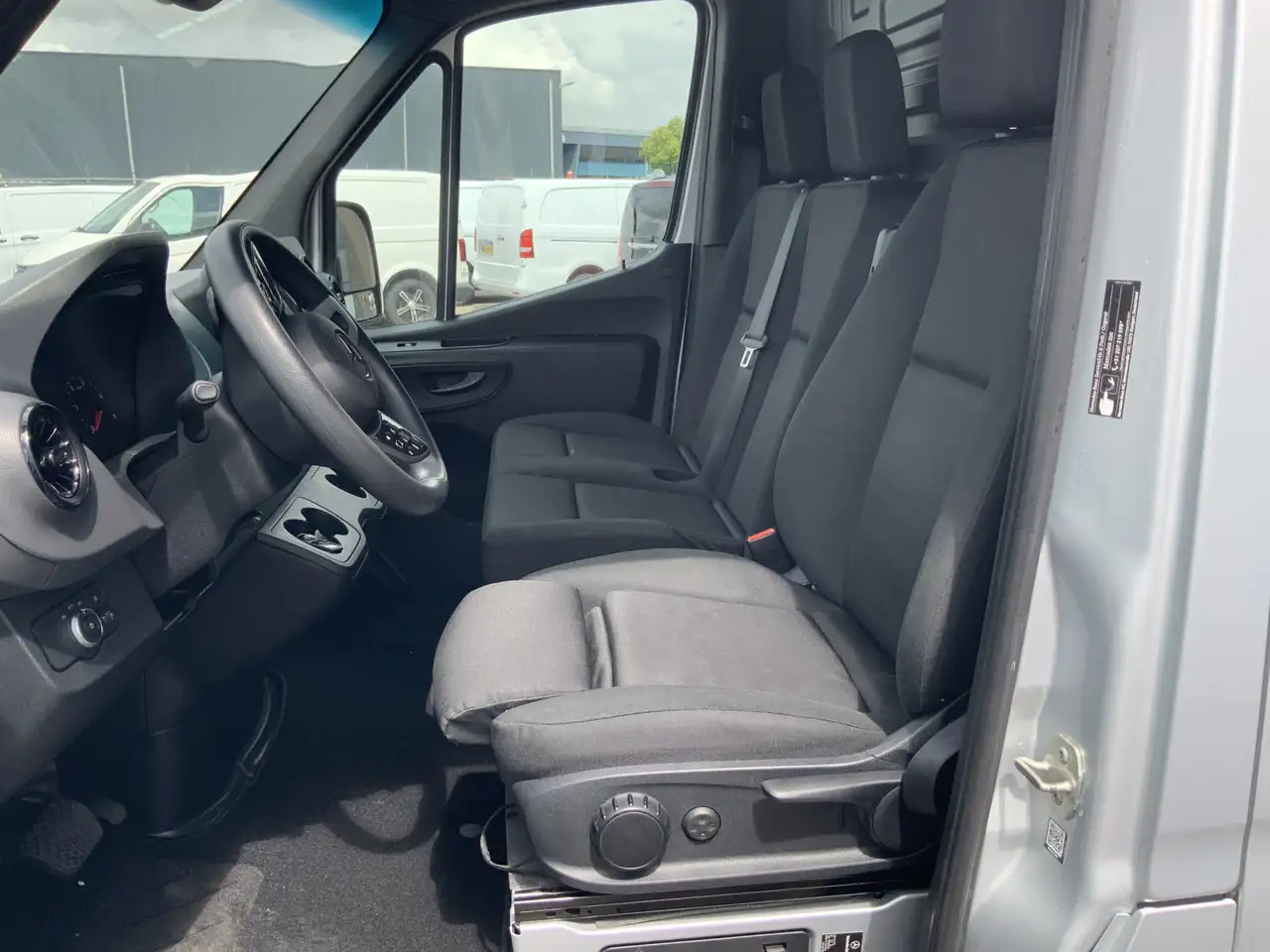 Mercedes-Benz Sprinter 315 1.9 CDI L2H2 Automaat 3 Zits Airco Navi Camera - Цельнометаллический фургон: фото 5 Mercedes-Benz Sprinter 315 1.9 CDI L2H2 Automaat 3 Zits Airco Navi Camera - Цельнометаллический фургон: фото 5