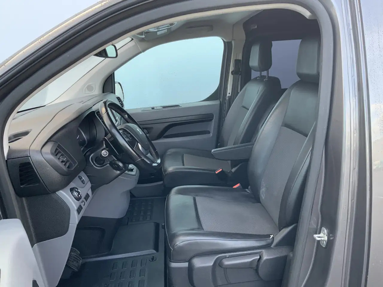 Peugeot Expert 227S 2.0 BlueHD(Koppakking Defect ) 180 Premium Pa - Цельнометаллический фургон: фото 4 Peugeot Expert 227S 2.0 BlueHD(Koppakking Defect ) 180 Premium Pa - Цельнометаллический фургон: фото 4