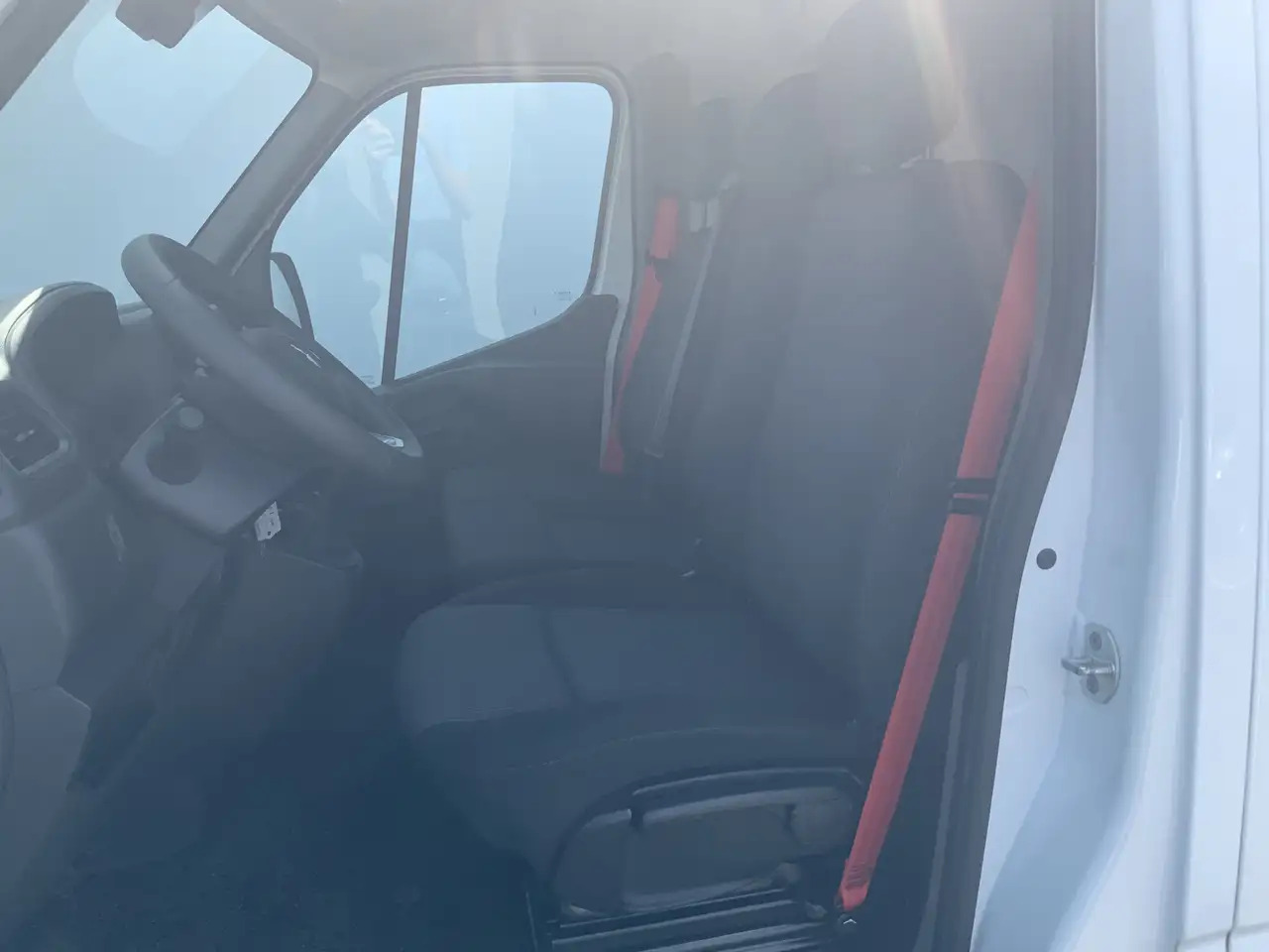 Renault Master T35 2.3 dCi 150 L2H2 Energy Work Edition Airco Cru - Цельнометаллический фургон: фото 4 Renault Master T35 2.3 dCi 150 L2H2 Energy Work Edition Airco Cru - Цельнометаллический фургон: фото 4